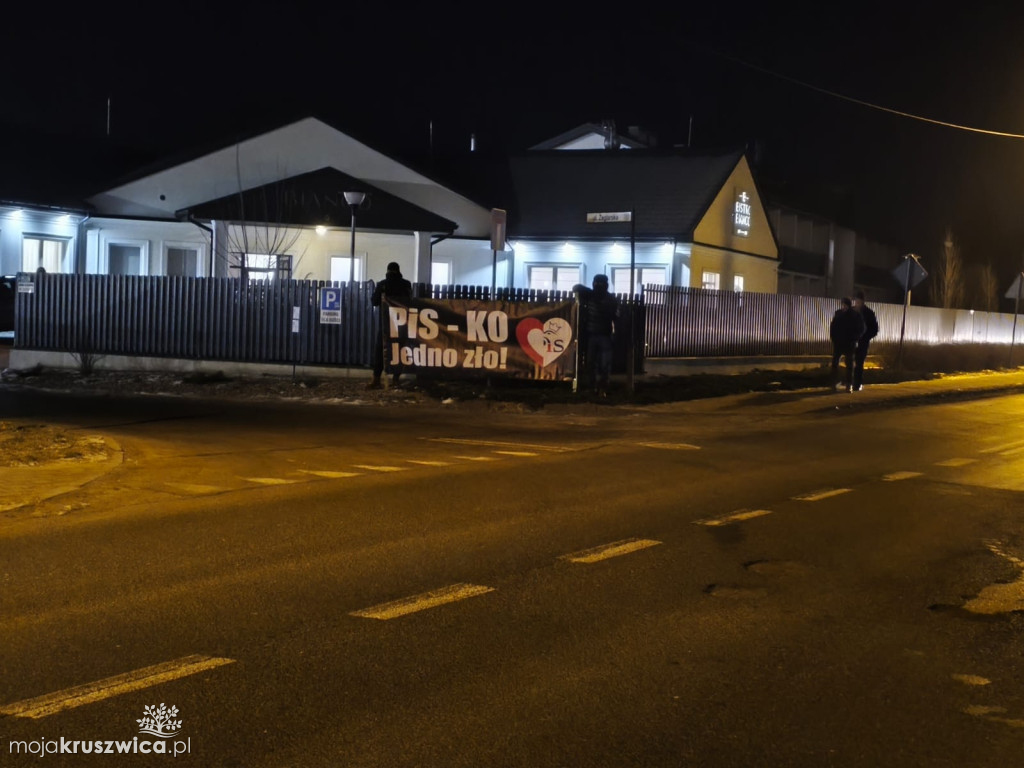 Zamaskowani protestujący czekają na Czarnka w Kruszwicy. Mają transparent [VIDEO]