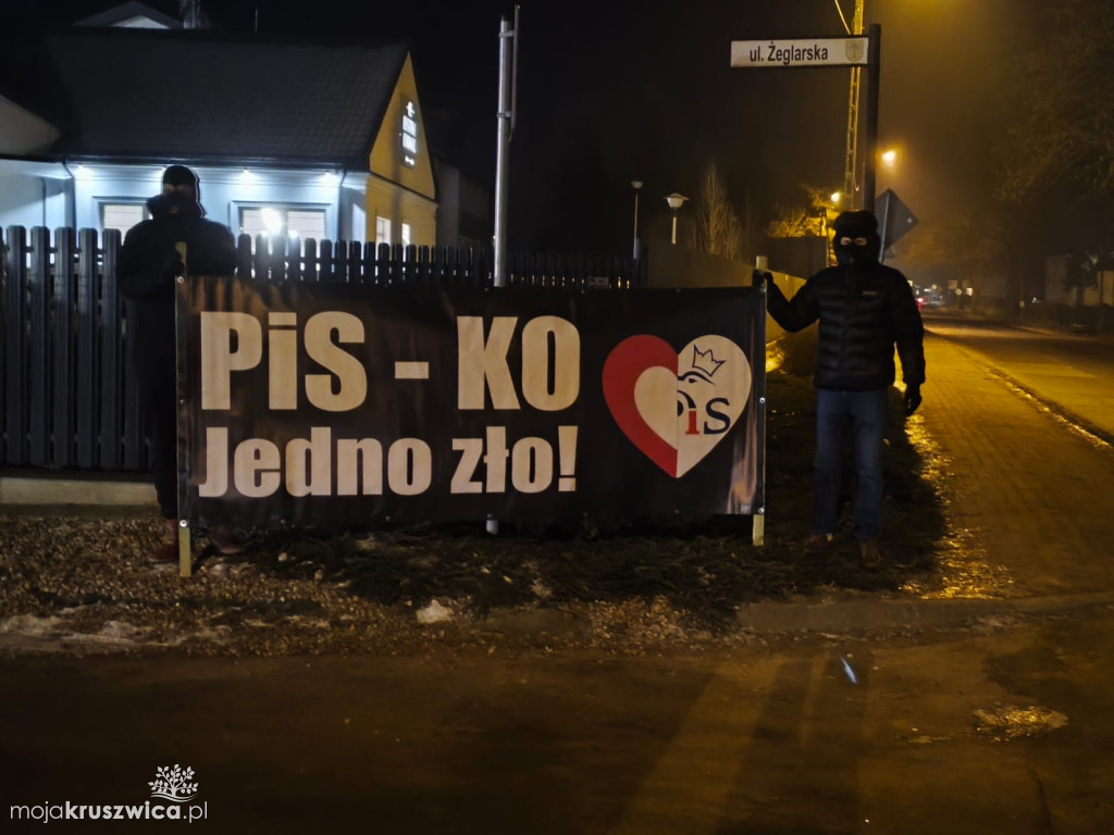 Zamaskowani protestujący czekają na Czarnka w Kruszwicy. Mają transparent [VIDEO]