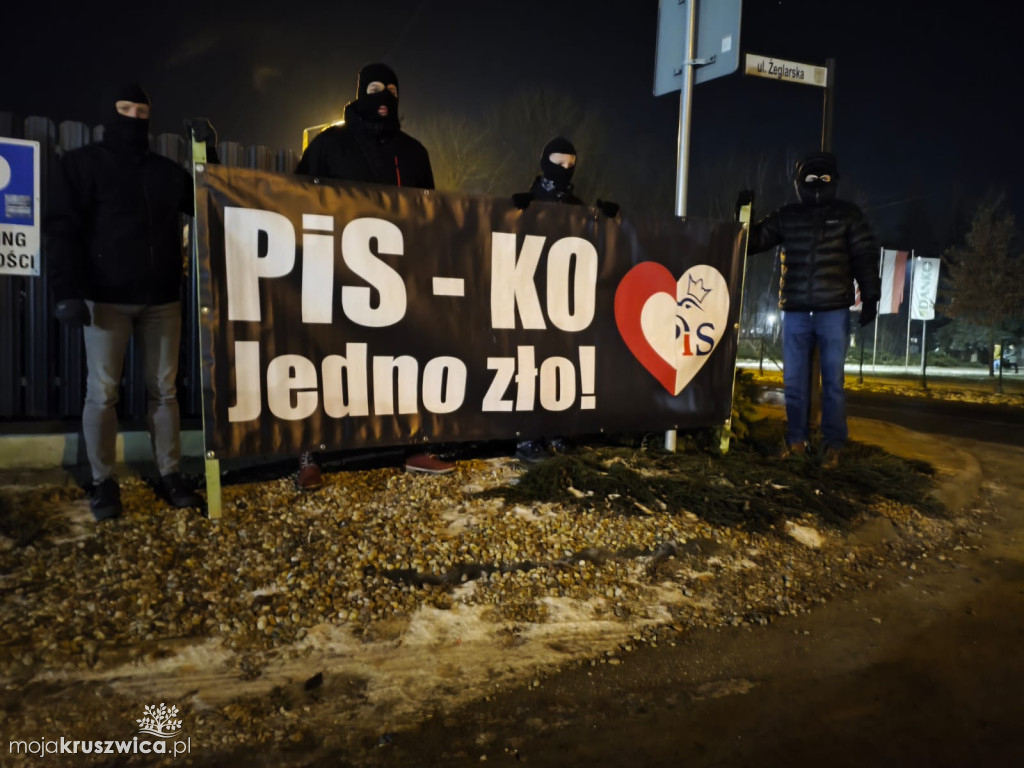 Zamaskowani protestujący czekają na Czarnka w Kruszwicy. Mają transparent [VIDEO]