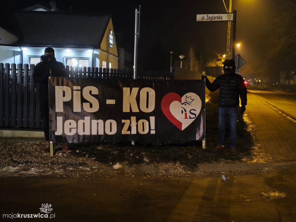 Zamaskowani protestujący czekają na Czarnka w Kruszwicy. Mają transparent [VIDEO]