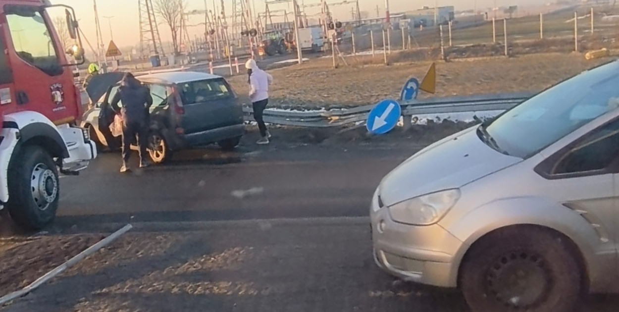 Z ostatniej chwili: Wypadek na rondzie w Kobylnikach. Trwa akcja służb