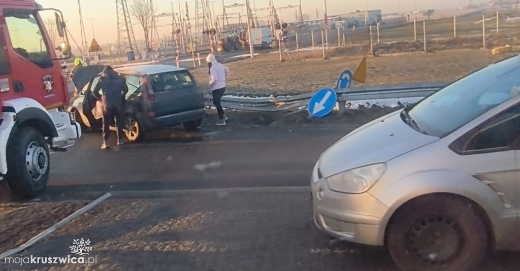 Z ostatniej chwili: Wypadek na rondzie w Kobylnikach. Trwa akcja służb
