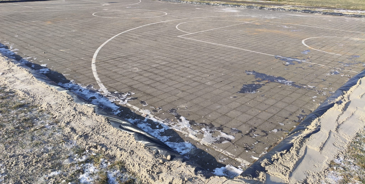 Na ferie atrakcja jak znalazł. Burmistrz: dziś ukończymy ślizgawkę