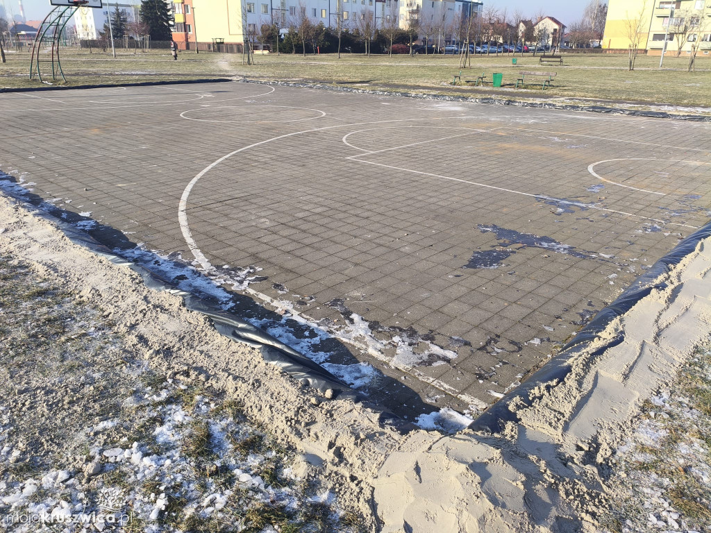 Na ferie atrakcja jak znalazł. Burmistrz: dziś ukończymy ślizgawkę