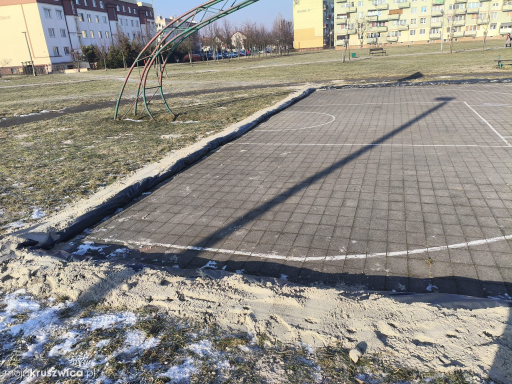 Na ferie atrakcja jak znalazł. Burmistrz: dziś ukończymy ślizgawkę