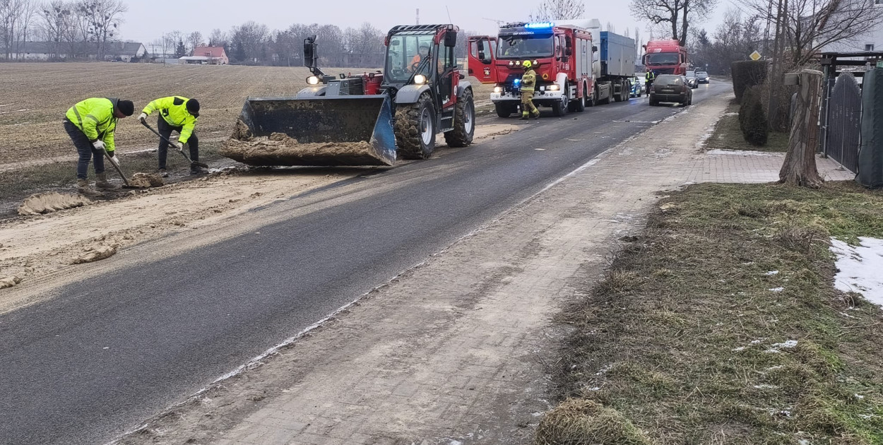 Zgubiony ładunek pod Kruszwicą. Trwa interwencja służb [ZDJĘCIA]
