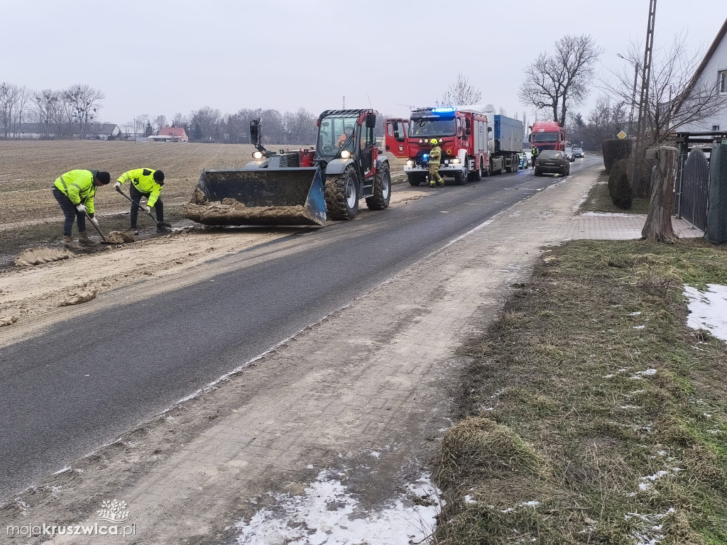Zgubiony ładunek pod Kruszwicą. Trwa interwencja służb [ZDJĘCIA]