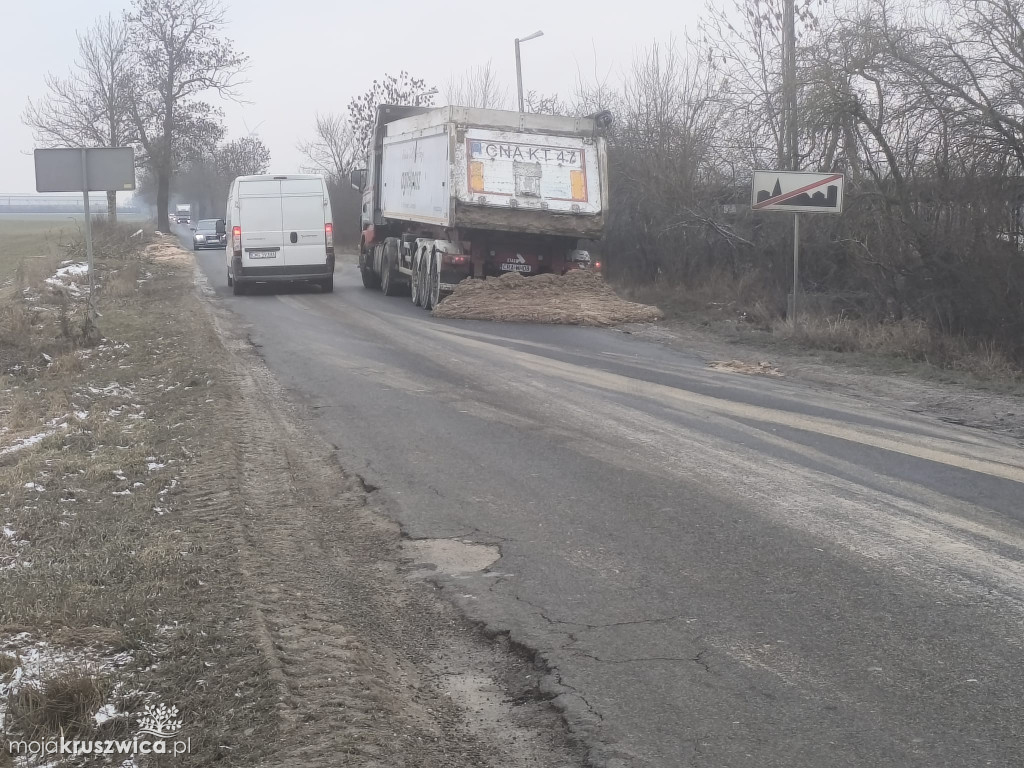 Zgubiony ładunek pod Kruszwicą. Trwa interwencja służb [ZDJĘCIA]