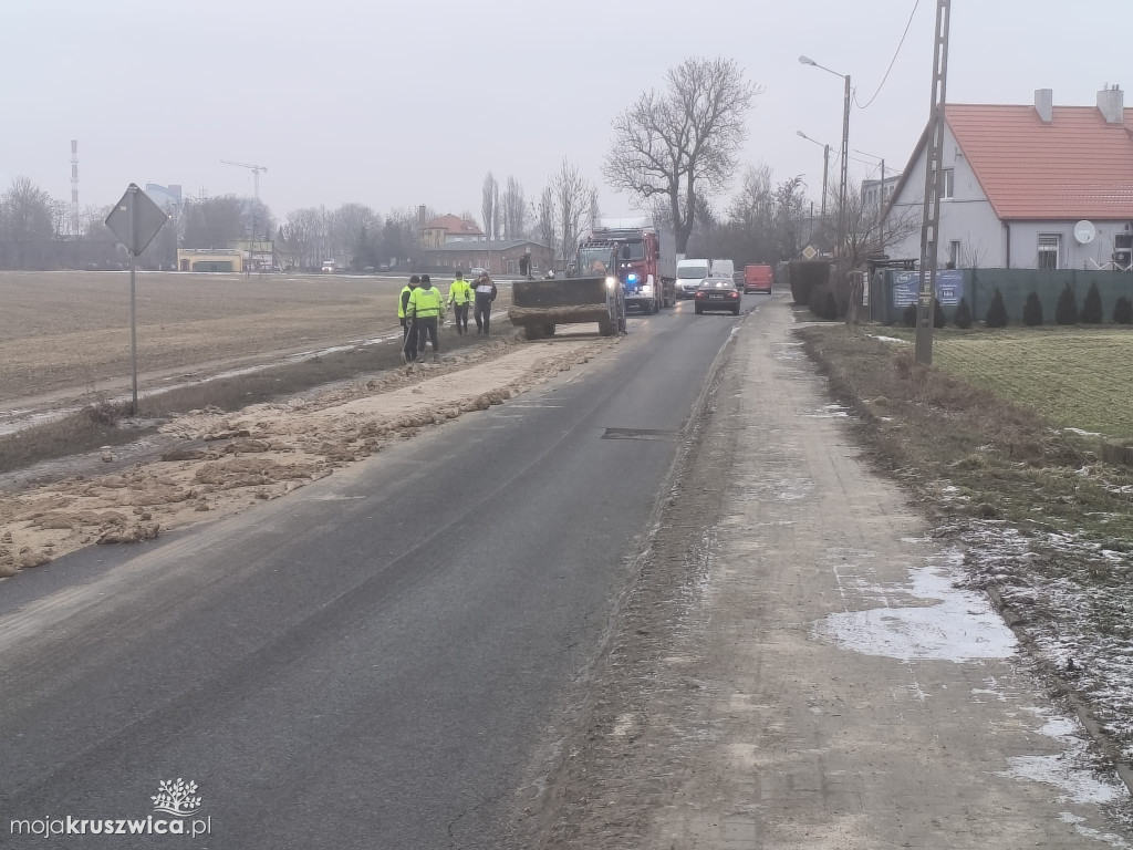 Zgubiony ładunek pod Kruszwicą. Trwa interwencja służb [ZDJĘCIA]