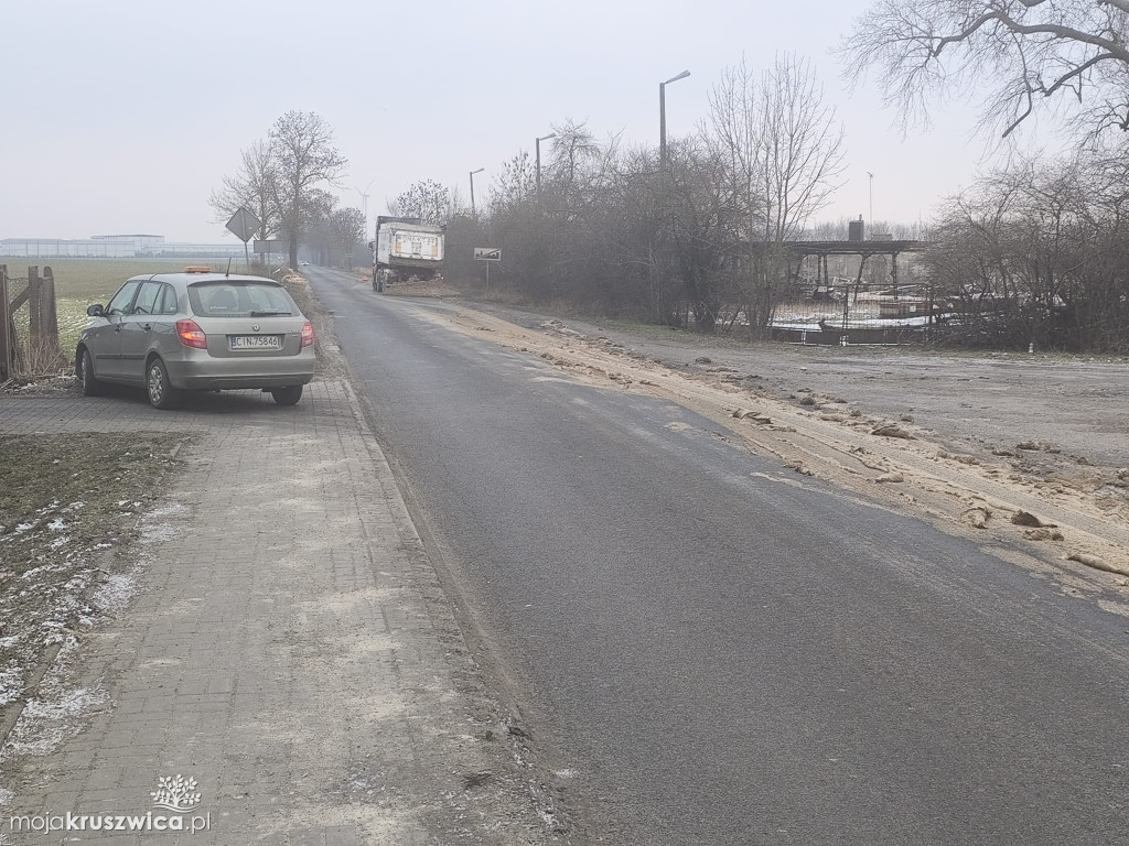 Zgubiony ładunek pod Kruszwicą. Trwa interwencja służb [ZDJĘCIA]