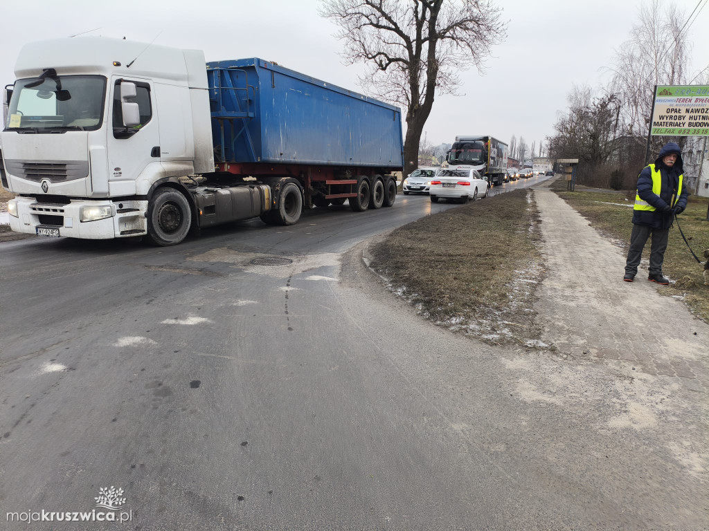 Zgubiony ładunek pod Kruszwicą. Trwa interwencja służb [ZDJĘCIA]