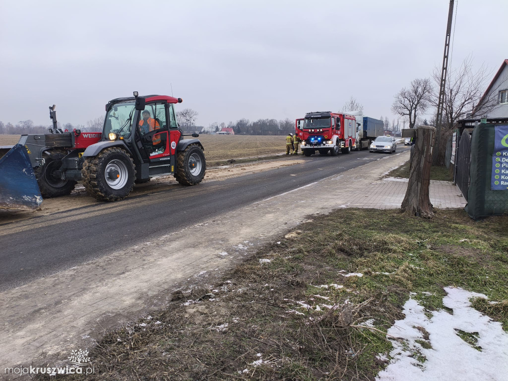 Zgubiony ładunek pod Kruszwicą. Trwa interwencja służb [ZDJĘCIA]