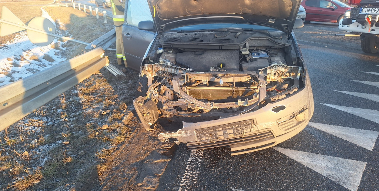 Kobylniki: Samochód osobowy uderzył w bariery ochronne