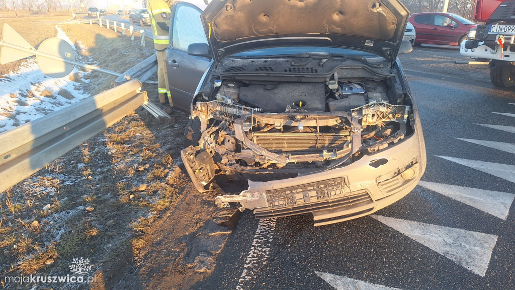 Kobylniki: Samochód osobowy uderzył w bariery ochronne