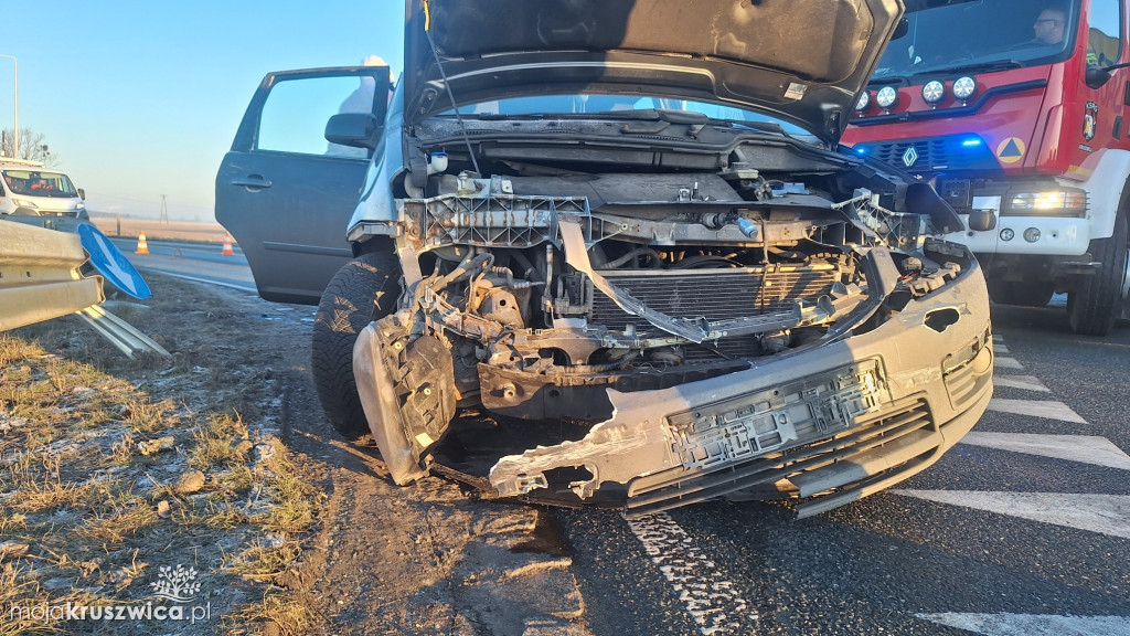 Kobylniki: Samochód osobowy uderzył w bariery ochronne