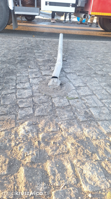 Kobylniki: Samochód osobowy uderzył w bariery ochronne