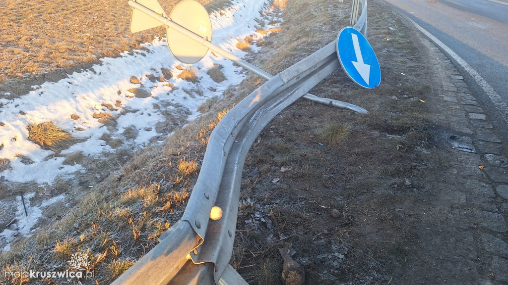 Kobylniki: Samochód osobowy uderzył w bariery ochronne