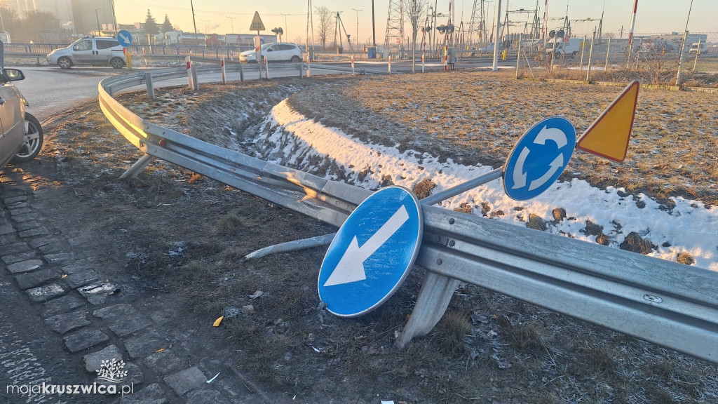 Kobylniki: Samochód osobowy uderzył w bariery ochronne