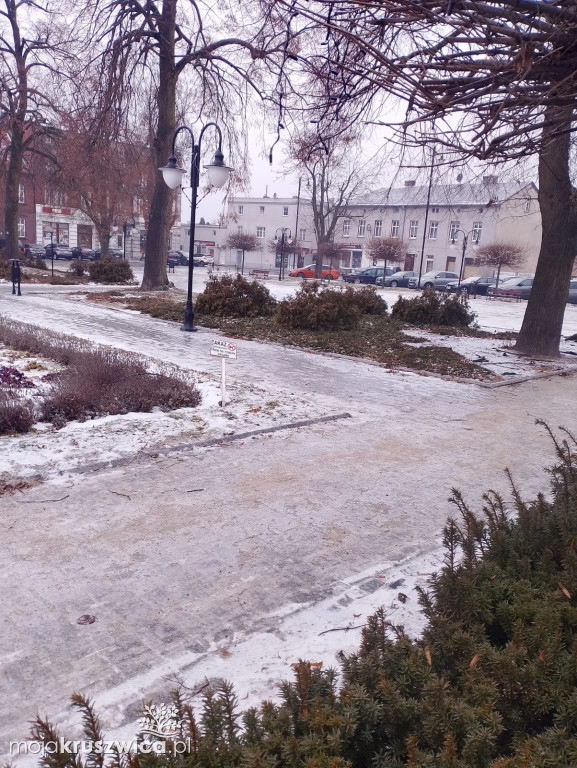 Ślisko na drogach w Kruszwicy i okolicy. \