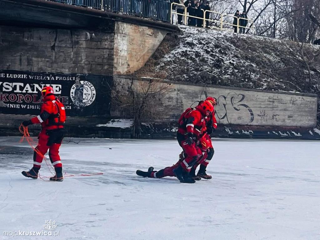 Pokazy ratownictwa lodowego dla młodzieży w Kruszwicy z udziałem uczniów ZSO