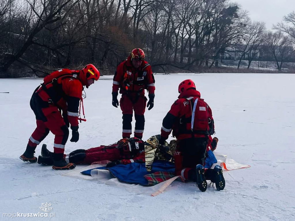 Pokazy ratownictwa lodowego dla młodzieży w Kruszwicy z udziałem uczniów ZSO