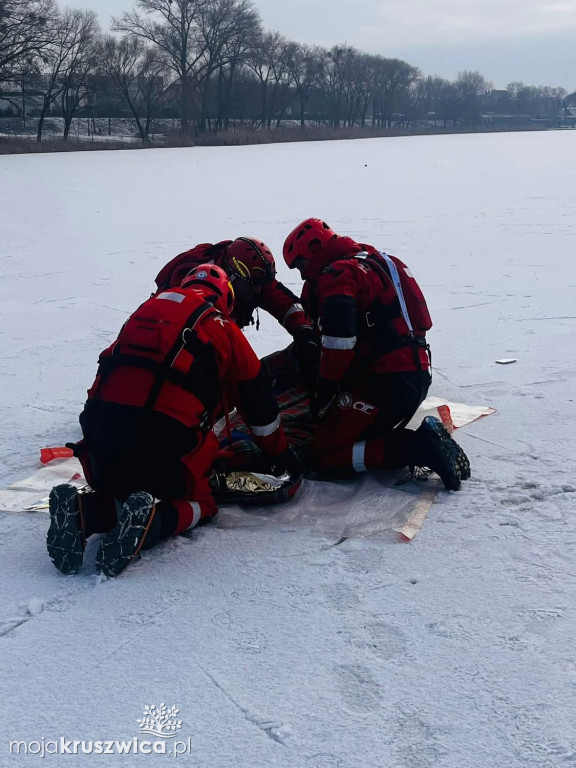 Pokazy ratownictwa lodowego dla młodzieży w Kruszwicy z udziałem uczniów ZSO