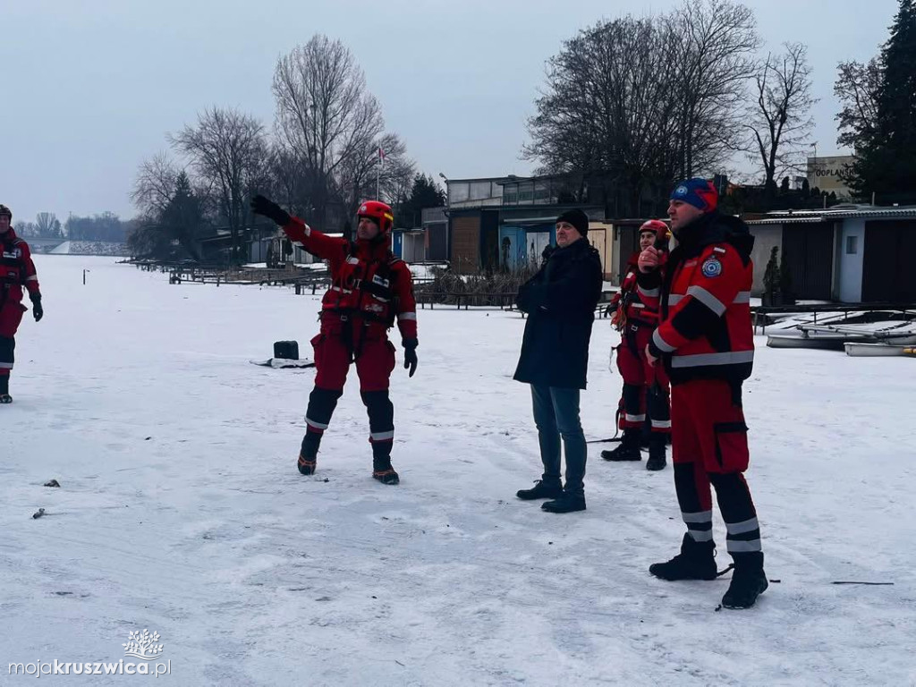 Pokazy ratownictwa lodowego dla młodzieży w Kruszwicy z udziałem uczniów ZSO