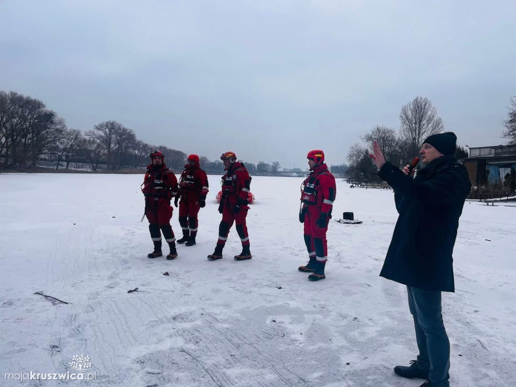Pokazy ratownictwa lodowego dla młodzieży w Kruszwicy z udziałem uczniów ZSO