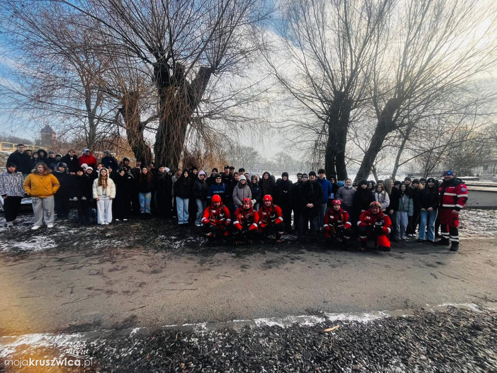 Pokazy ratownictwa lodowego dla młodzieży w Kruszwicy z udziałem uczniów ZSO