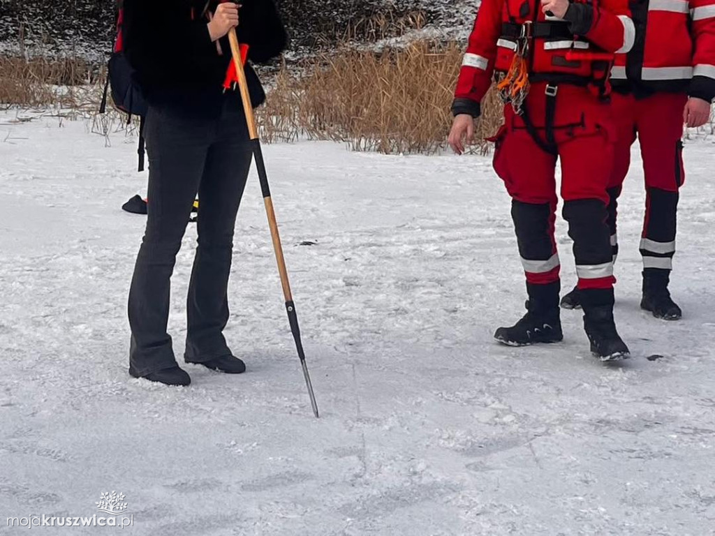 Pokazy ratownictwa lodowego dla młodzieży w Kruszwicy z udziałem uczniów ZSO