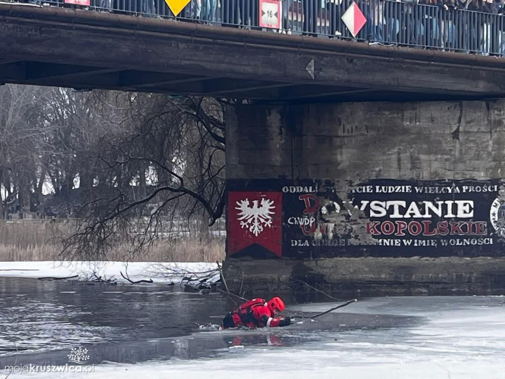 Pokazy ratownictwa lodowego dla młodzieży w Kruszwicy z udziałem uczniów ZSO