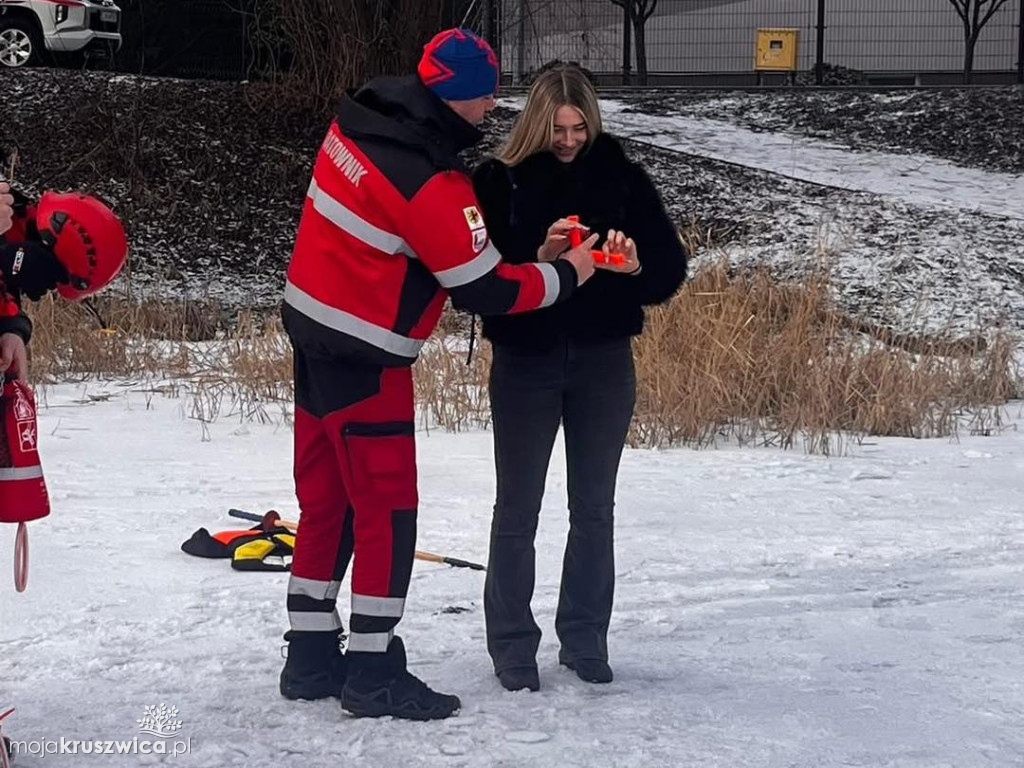 Pokazy ratownictwa lodowego dla młodzieży w Kruszwicy z udziałem uczniów ZSO