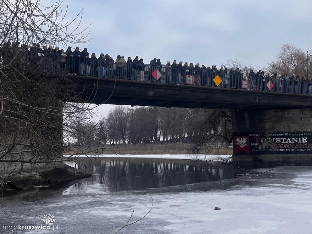 Pokazy ratownictwa lodowego dla młodzieży w Kruszwicy z udziałem uczniów ZSO