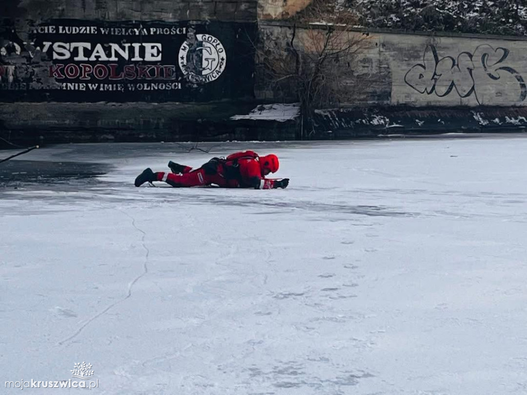 Pokazy ratownictwa lodowego dla młodzieży w Kruszwicy z udziałem uczniów ZSO