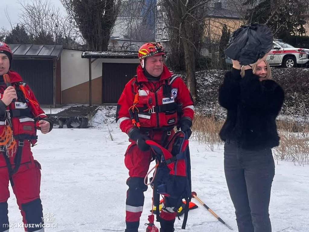 Pokazy ratownictwa lodowego dla młodzieży w Kruszwicy z udziałem uczniów ZSO