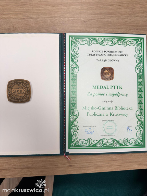 Kruszwicka biblioteka z medalem za pomoc i współpracę od PTTK Kruszwica