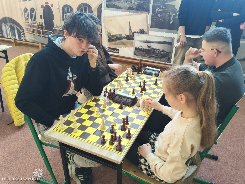 Szachowe zmagania w kruszwickim liceum. Dziś Turniej Charytatywny