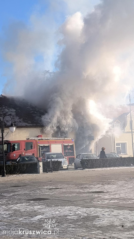 Pilne: Pożar w centrum Kruszwicy. Ogień w jednym ze sklepów [VIDEO]