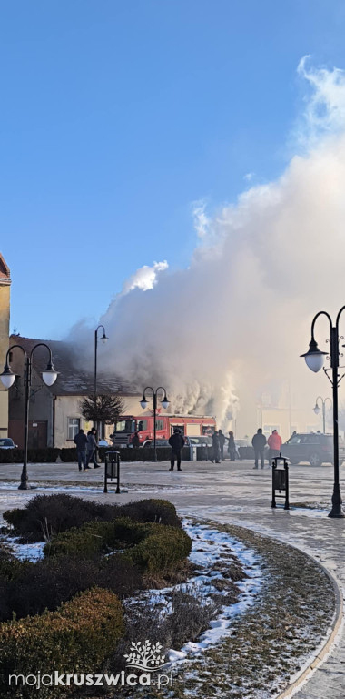 Pilne: Pożar w centrum Kruszwicy. Ogień w jednym ze sklepów [VIDEO]