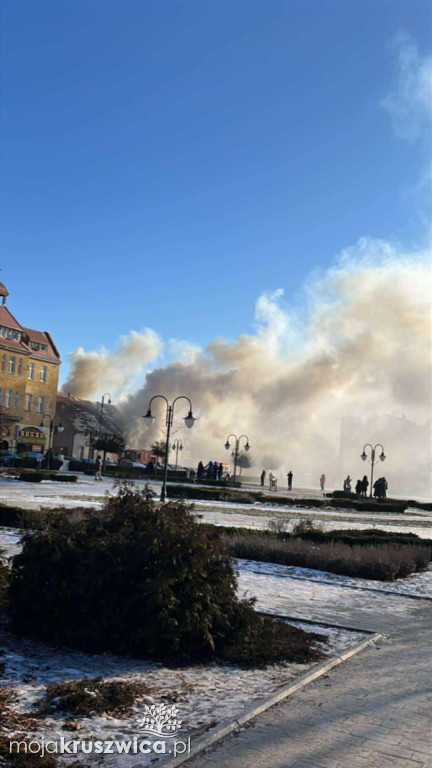 Pilne: Pożar w centrum Kruszwicy. Ogień w jednym ze sklepów [VIDEO]