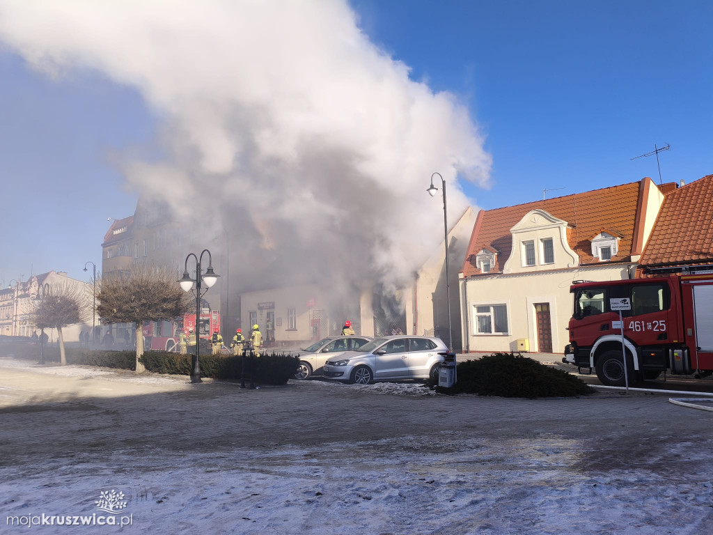 Pilne: Pożar w centrum Kruszwicy. Ogień w jednym ze sklepów [VIDEO]