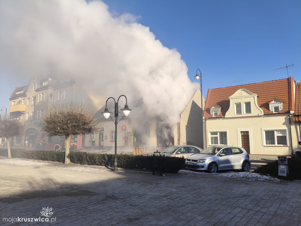Pilne: Pożar w centrum Kruszwicy. Ogień w jednym ze sklepów [VIDEO]