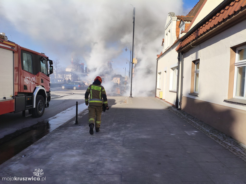Pilne: Pożar w centrum Kruszwicy. Ogień w jednym ze sklepów [VIDEO]