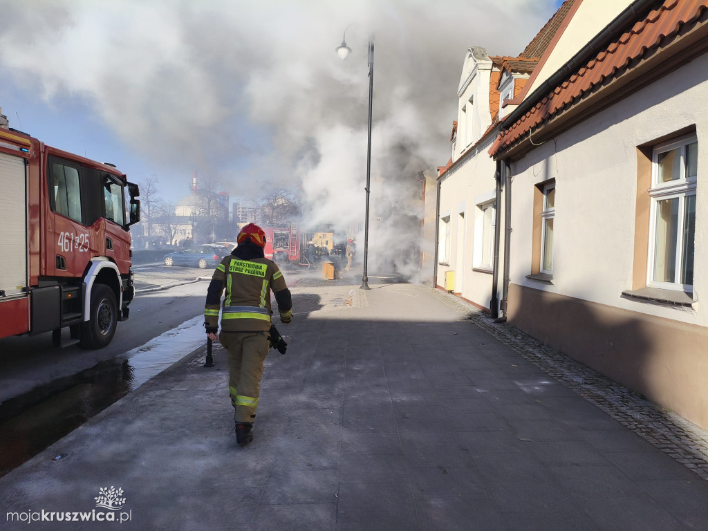 Pilne: Pożar w centrum Kruszwicy. Ogień w jednym ze sklepów [VIDEO]