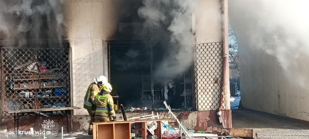 Pilne: Pożar w centrum Kruszwicy. Ogień w jednym ze sklepów [VIDEO]