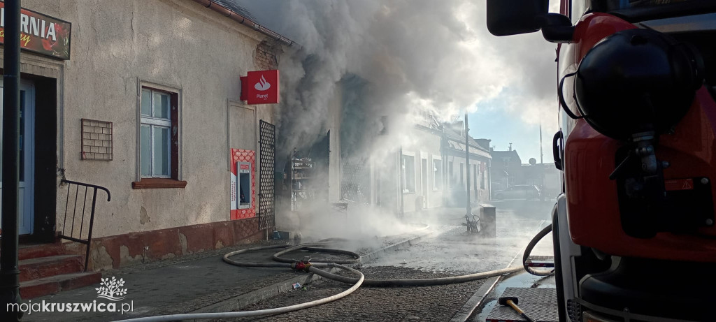 Pilne: Pożar w centrum Kruszwicy. Ogień w jednym ze sklepów [VIDEO]