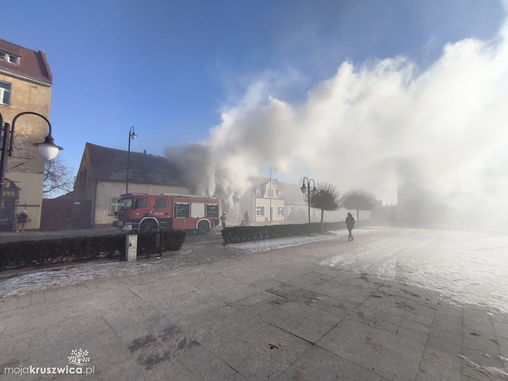 Pilne: Pożar w centrum Kruszwicy. Ogień w jednym ze sklepów [VIDEO]