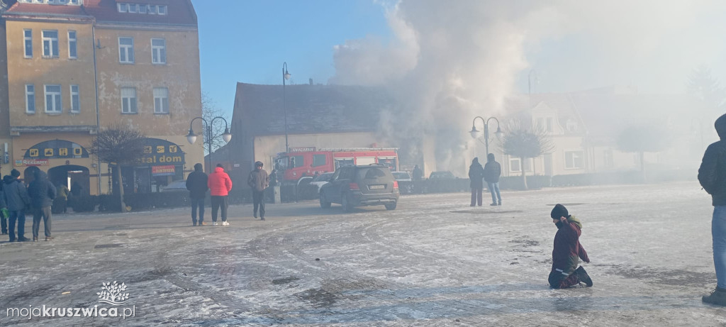 Pilne: Pożar w centrum Kruszwicy. Ogień w jednym ze sklepów [VIDEO]
