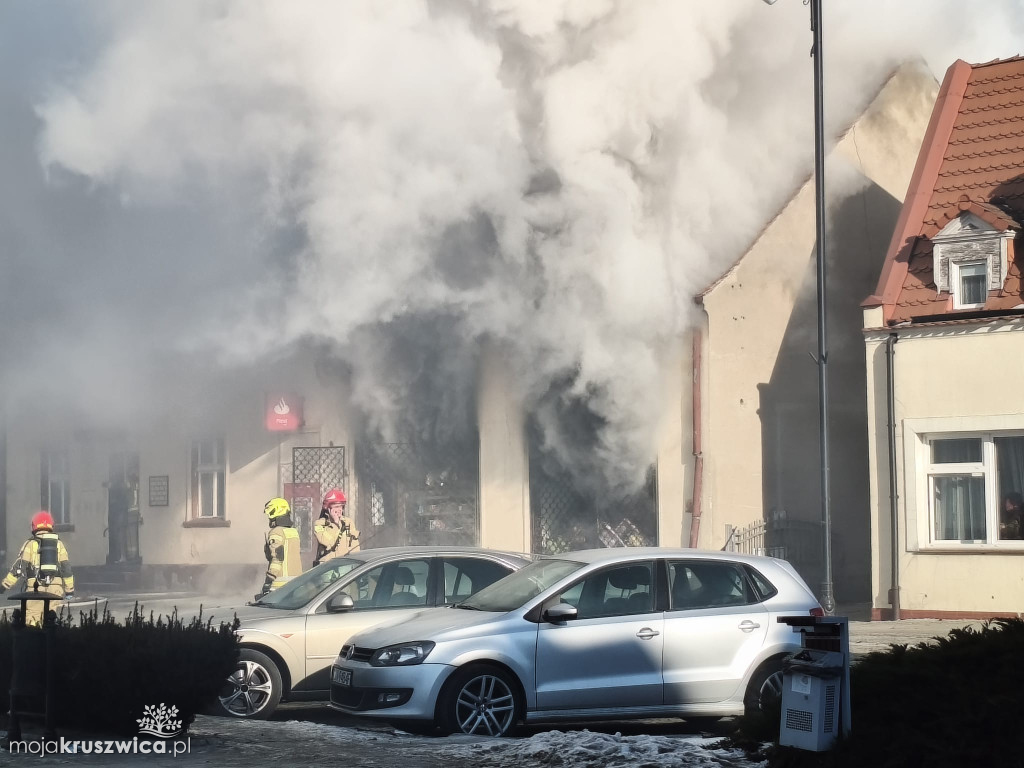 Pilne: Pożar w centrum Kruszwicy. Ogień w jednym ze sklepów [VIDEO]