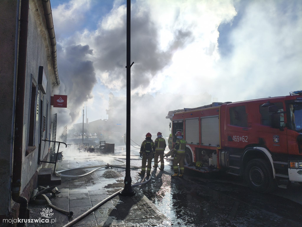 Pilne: Pożar w centrum Kruszwicy. Ogień w jednym ze sklepów [VIDEO]